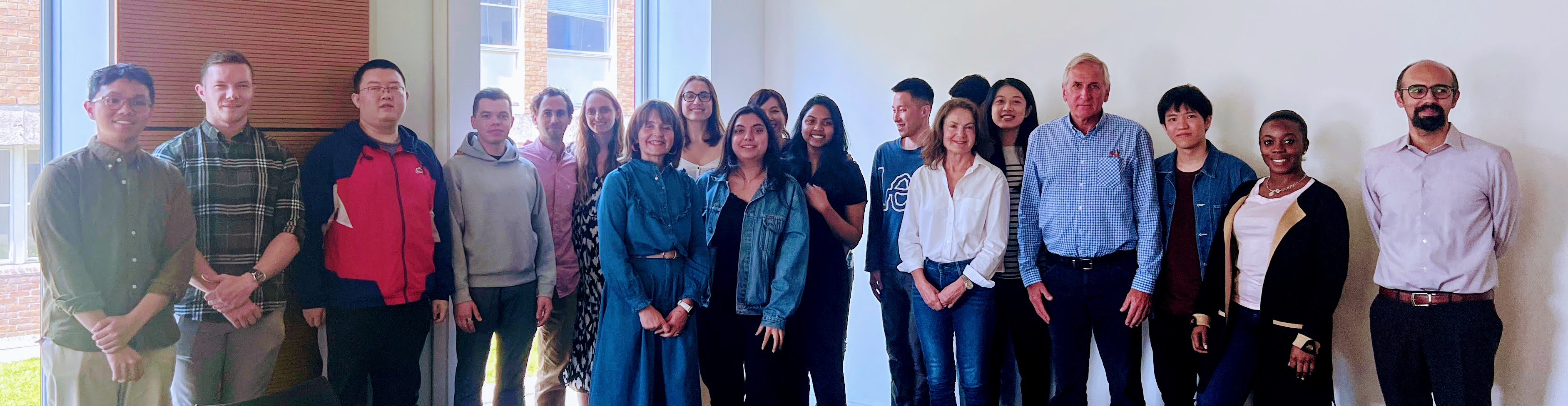 Students from the Lancaster University Management School MSc Digitial Business, Innovation and Management programme stand in a row with members of the Leaders in Residence network.
